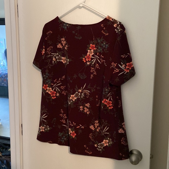Banana Republic XL maroon floral tee - Picture 2 of 5